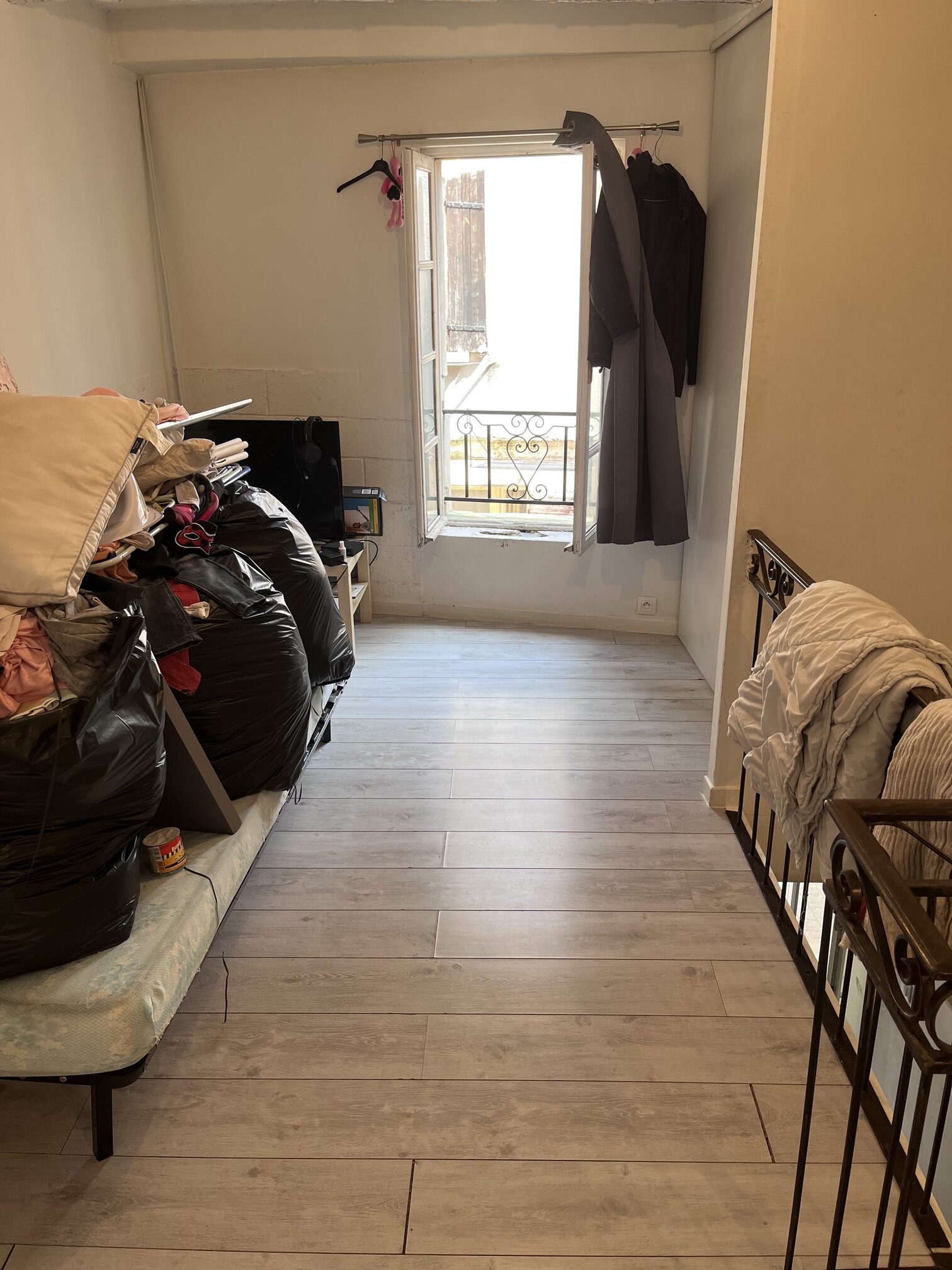 Débarras et rangement de l'appartement de l'habitant souffrant d'incurie pour le CCAS à Marseille