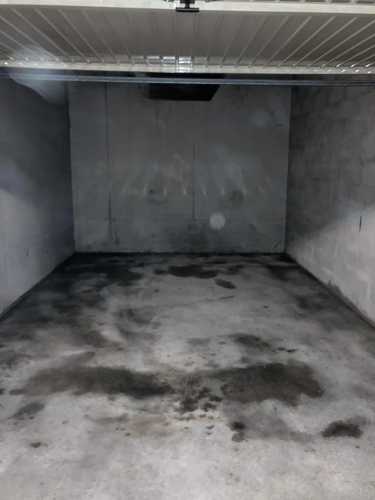 Débarras intégral d'un garage squatté par un SDF à Aix-en-Provence