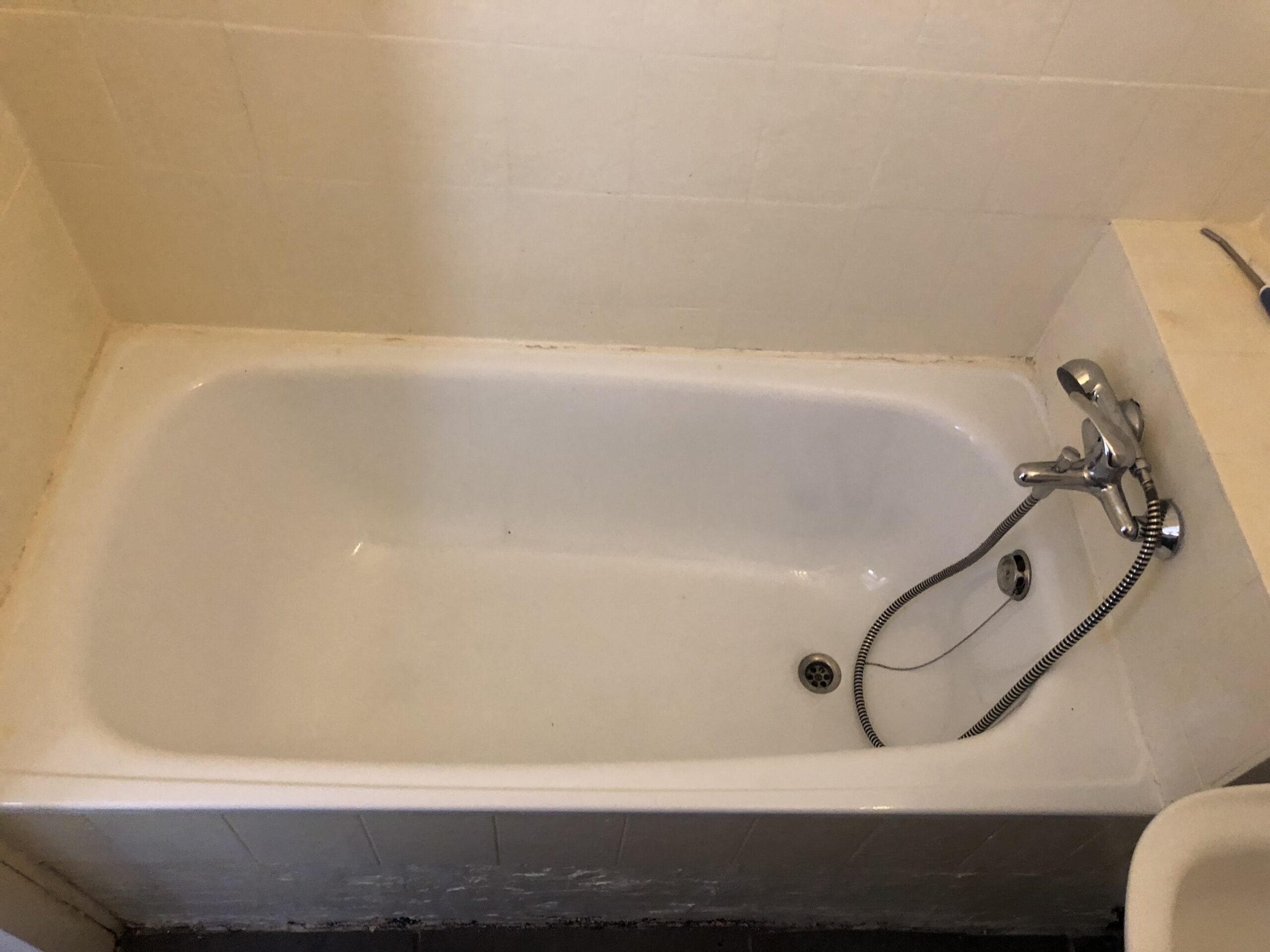 Baignoire nettoyée après remise en état d’un logement à Marseille