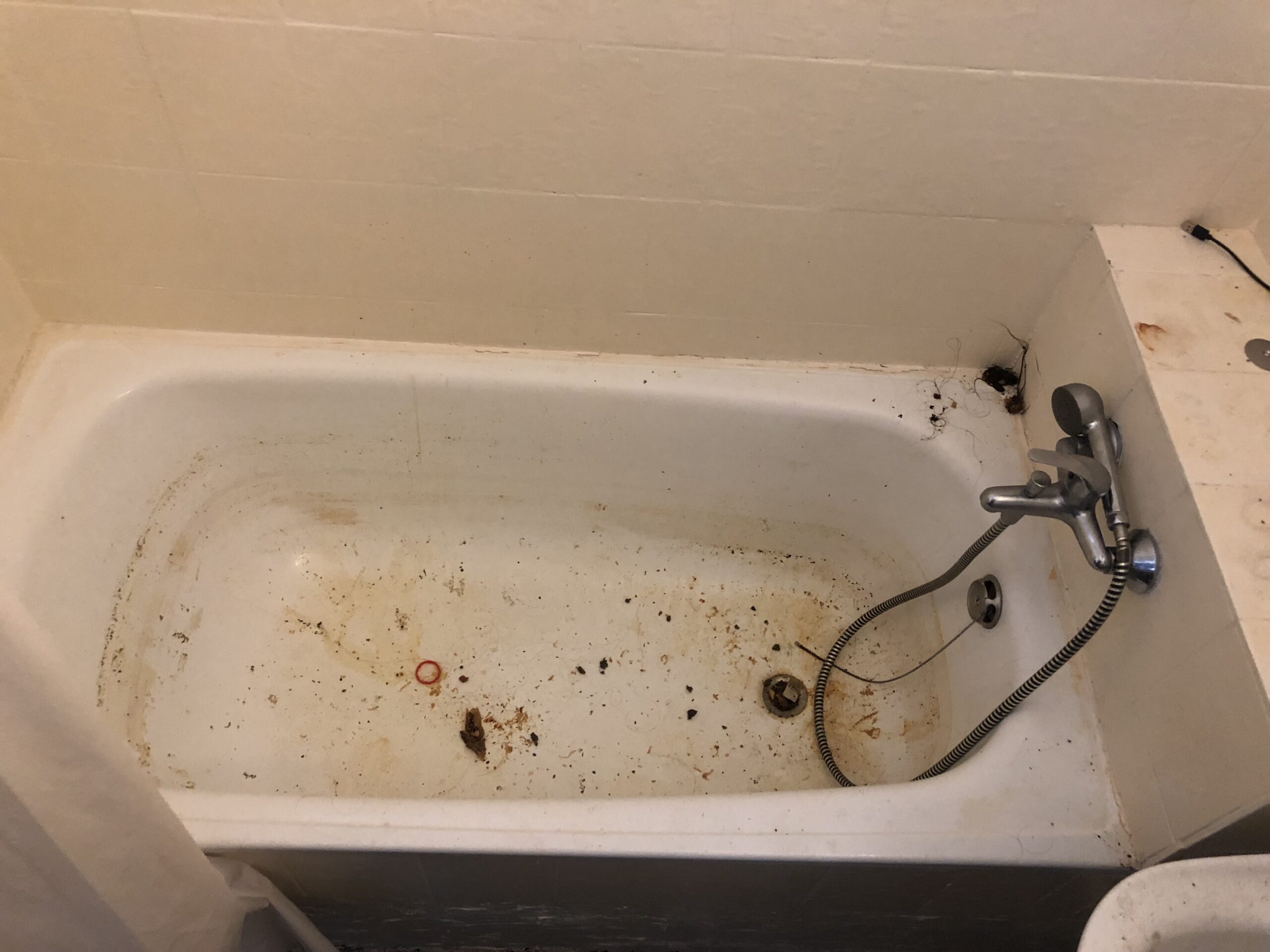 Baignoire souillée avant nettoyage approfondi à Marseille