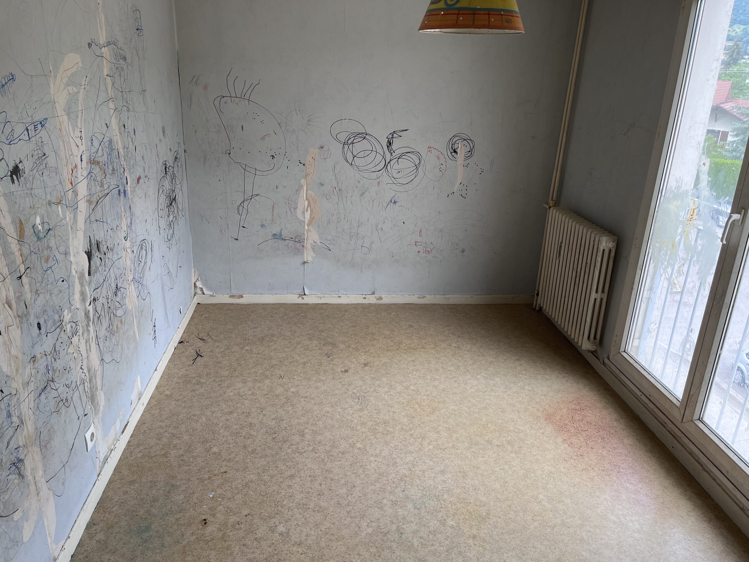 Chambre débarrassée avec accès à la porte-fenêtre libéré