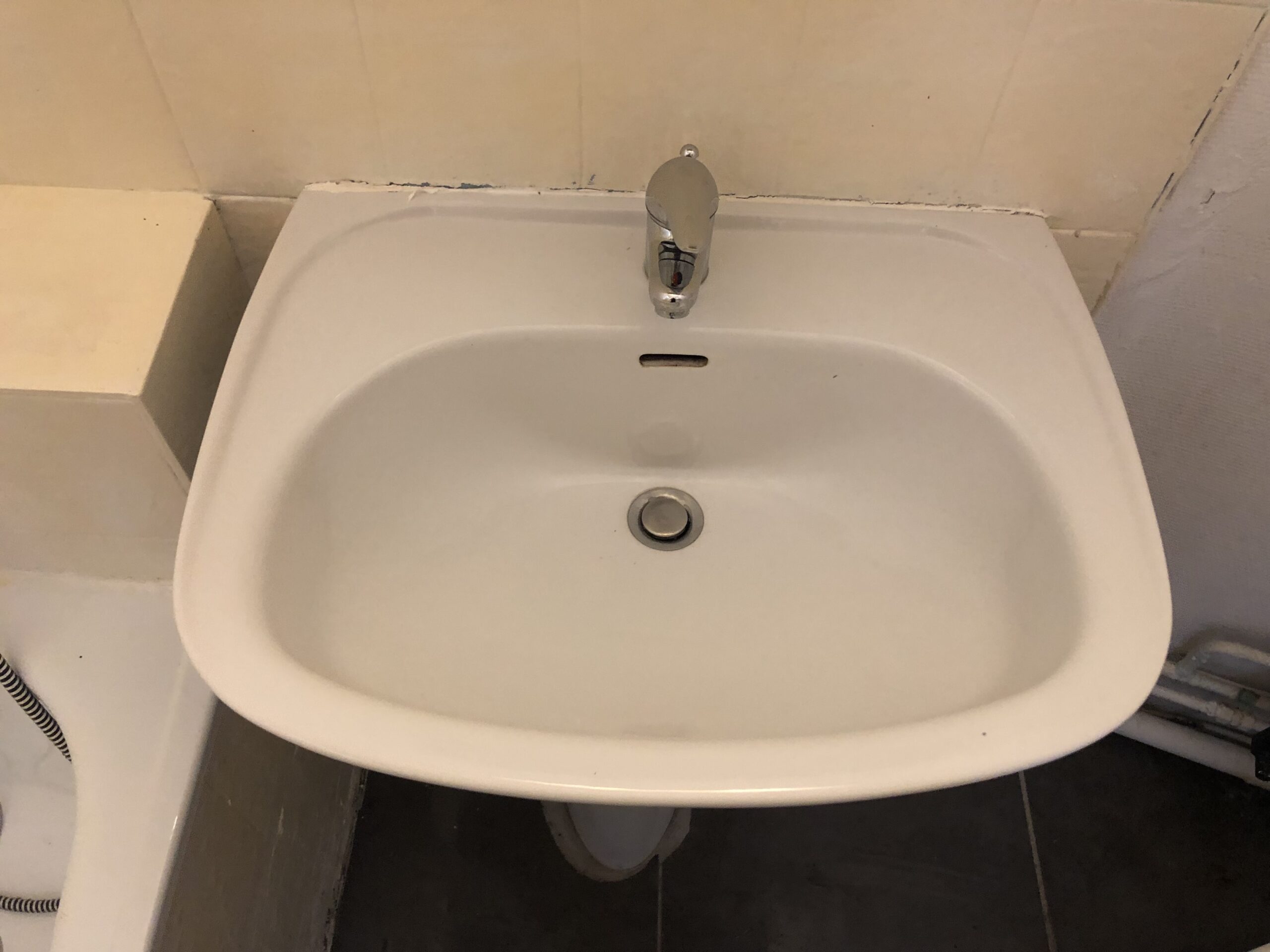 Lavabo remis en état après nettoyage approfondi à Marseille