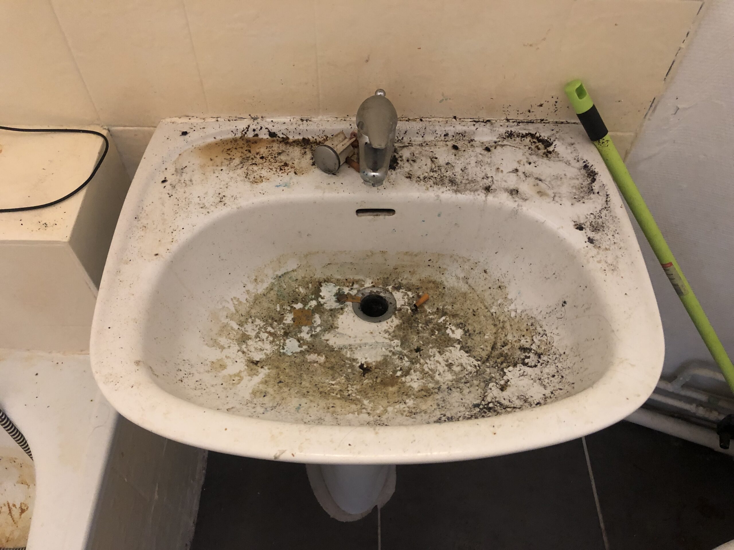 Lavabo fortement souillé avant nettoyage extrême à Marseille