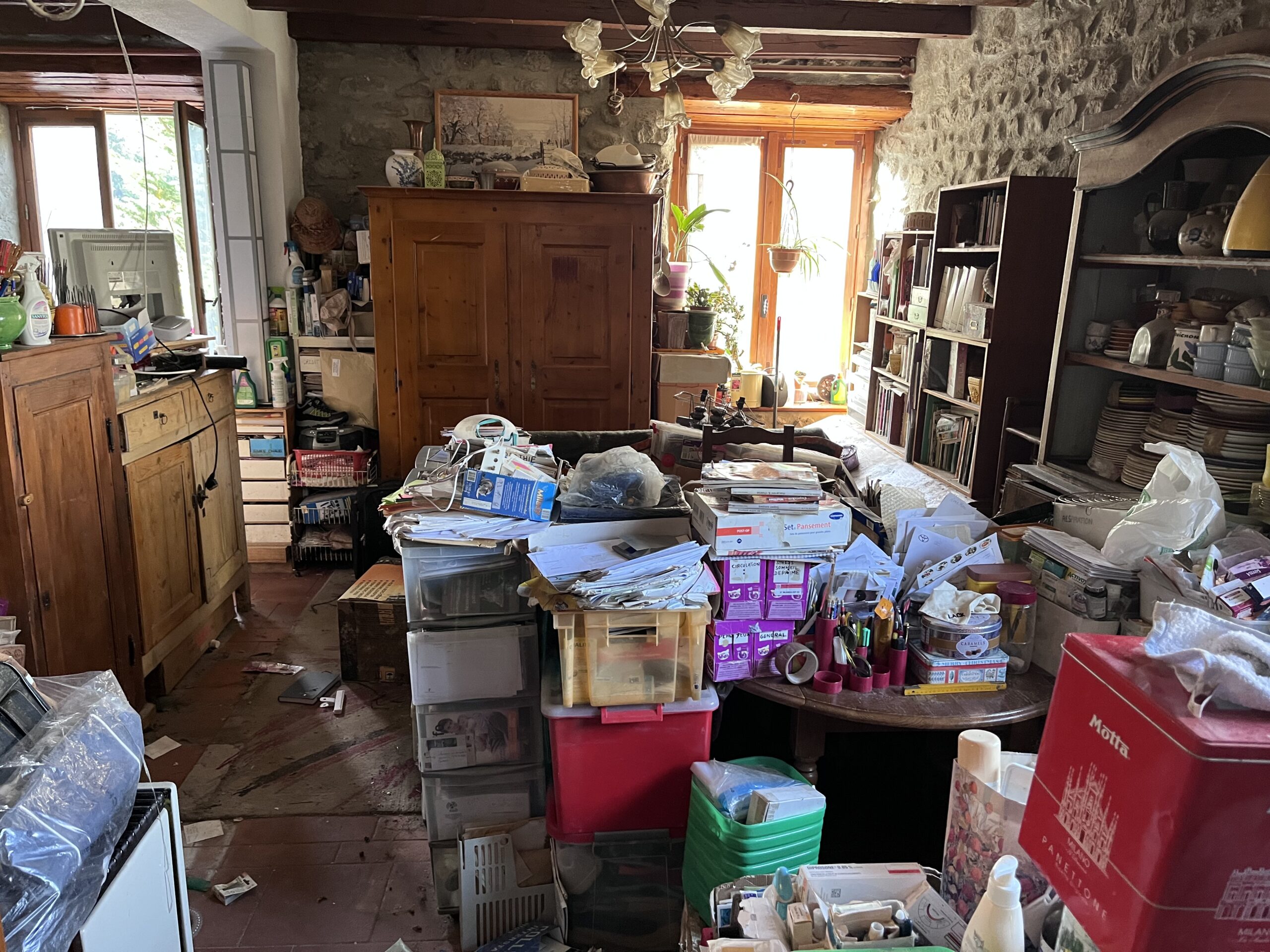Pièce encombrée avant le débarras par Sinope Service.