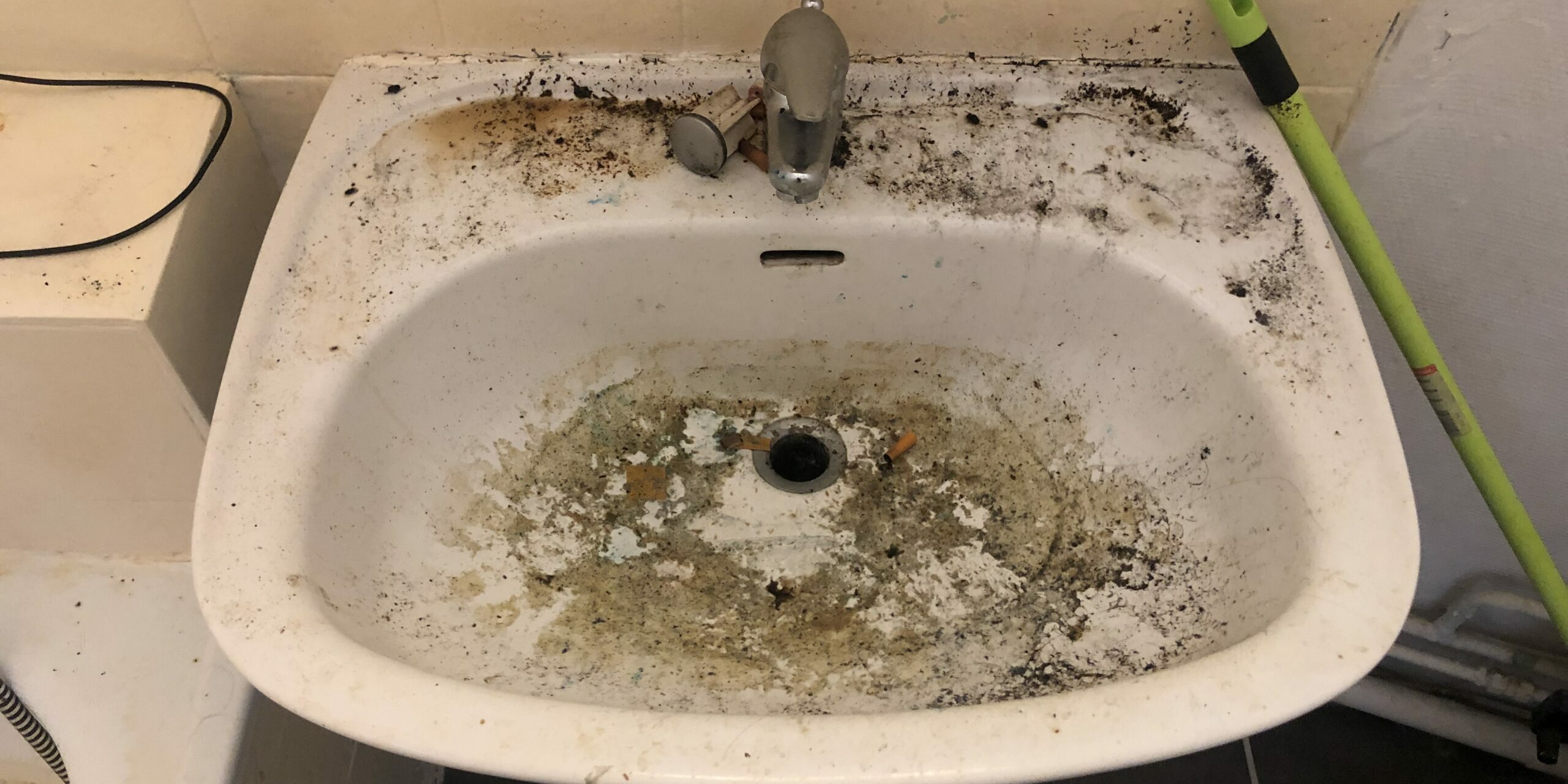 Lavabo fortement souillé avant nettoyage extrême à Marseille