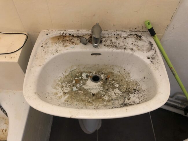 Lavabo fortement souillé avant nettoyage extrême à Marseille