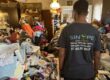Salarié de Sinope Service vu de dos lors d’une intervention dans une pièce très encombrée.