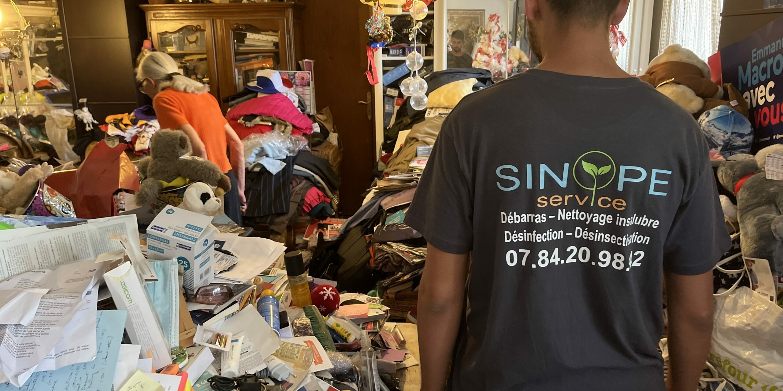 Sinope Service – intervention dans un logement encombré Salarié de Sinope Service vu de dos lors d’une intervention dans une pièce très encombrée.