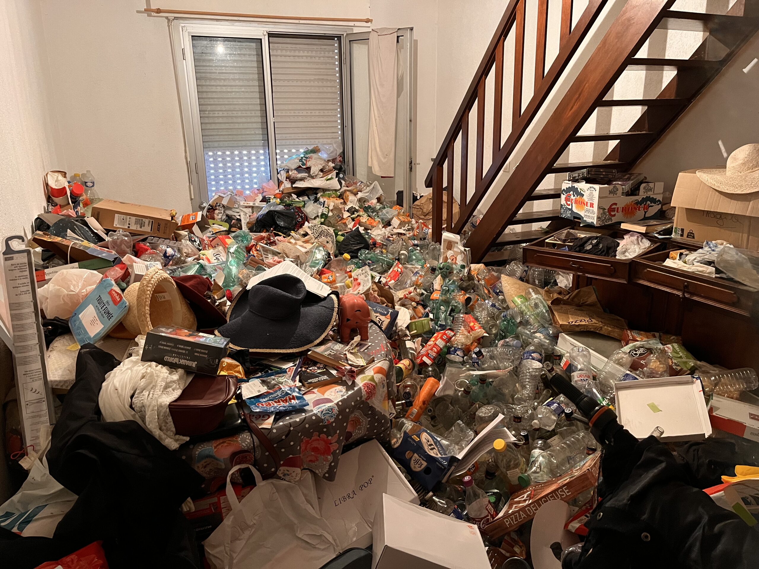 Pièce de vie avec une accumulation d’objets autour du mobilier