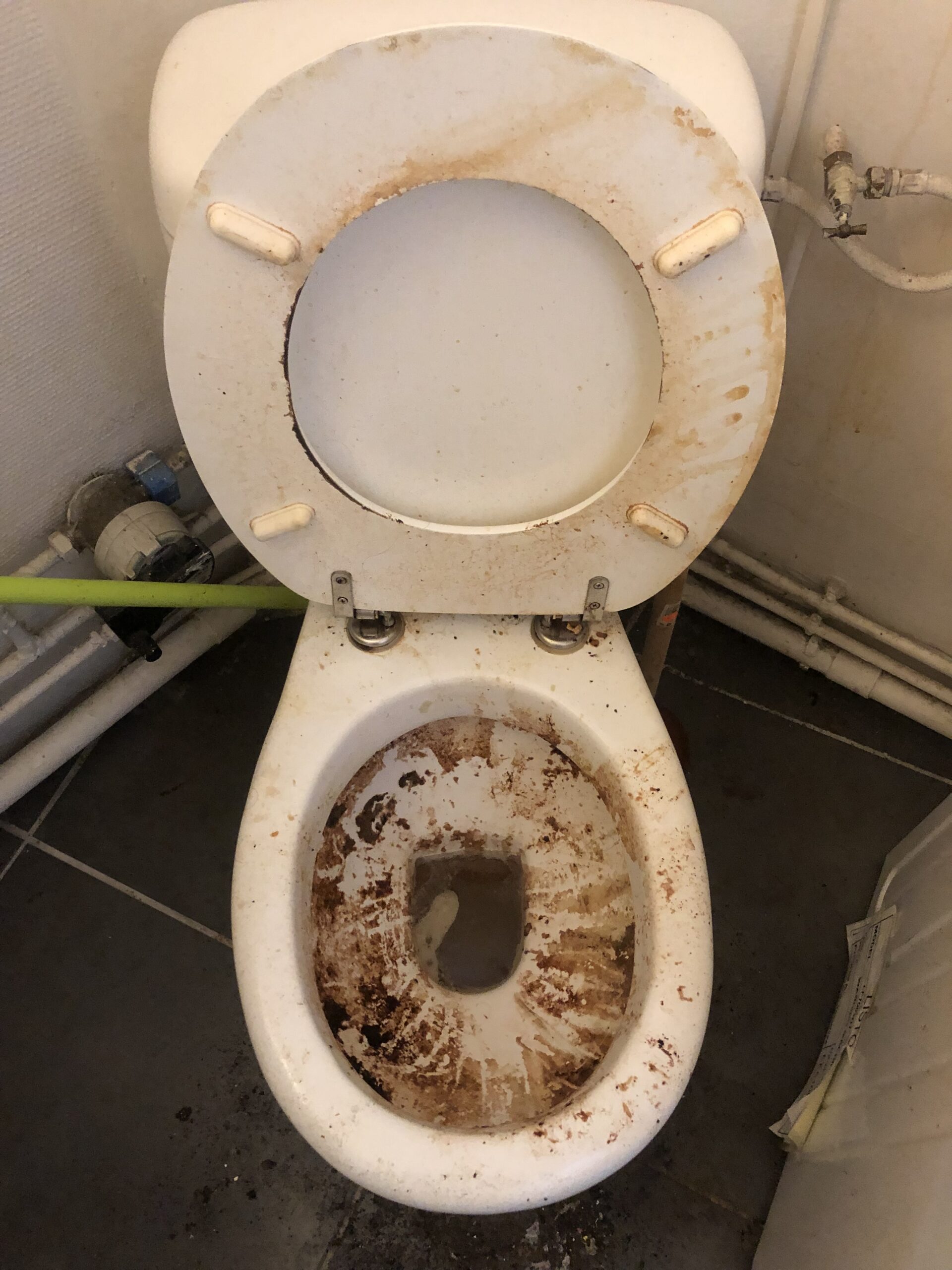 WC fortement souillé avant intervention de remise en état à Marseille