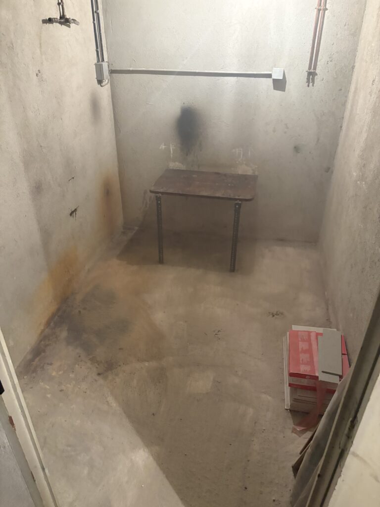 Cave dégagée du compresseur après son évacuation